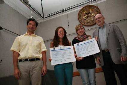 Lliurament. L’Ateneu i l’Institut Pasqual Calbó van fer entrega del guardó a les dues estudiants - Gemma Andreu