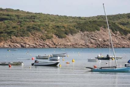 El Consell deja en manos de las asociaciones de vecinos de Es Grau i Es Canutells la gestión de los amarres y los fondeos de las dos calas. - Javier