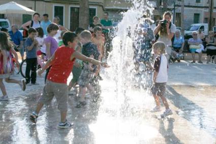 Fuente. El encendido del nuevo surtidor fue sin duda lo que marcó la inauguración de la céntrica plaza - Cris