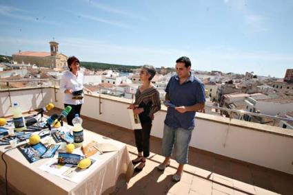 PRESENTACIÓ. La regidora de Cultura, Maria Josep Morell, i la gerent del Principal, Conxa Juanola. - Gemma Andreu