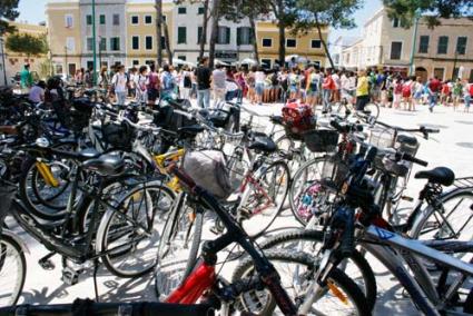 Diversió. Després de recórrer carrers i carrils-velo els alumnes van compartir jocs a la Plaça des Pins - Cris