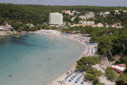 cala galdana. Residentes y turistas han padecido las molestias de la falta del servicio de telefonía. - Archivo