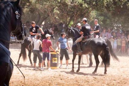 Festa. Nombroses persones acudiren a la finca per gaudir de la trobada festiva de genets i compartir el desig de bulla en les setmanes prèvies a Sant Joan - Myriam Traid