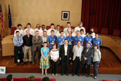 Reconocimiento. El equipo recibió el homenaje por parte del presidente insular, Marc Pons - Gemma