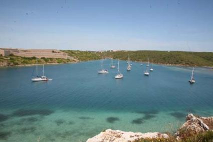 refugio. La cala debería ser utilizada durante la espera para acceder a un amarre o como zona de abrigo, pero los fondeos se prolongan, especialmente durante el verano - Javier