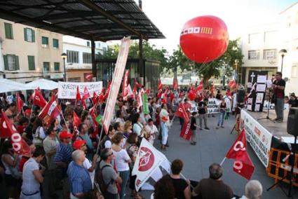 jornada de huelga. La manifestación contra los recortes registró una histórica participación en Maó, pero el seguimiento del paro fue testimonial y pasó desapercibido - Javier