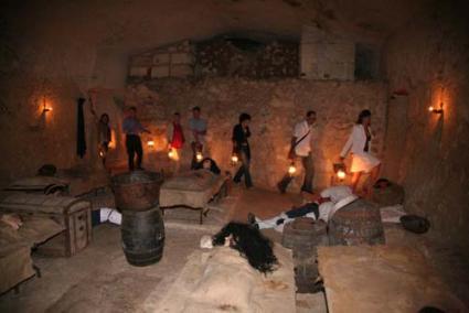 Visita. Un grup de figurants, perfectament vestits amb uniformes de l’època, escenifiquen la realitat de la duresa de la vida al castell al llarg del segle XVIII - Javier