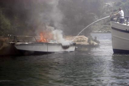 Una embarcación de unos cinco metros de eslora se ha prendido fuego esta mañana en Port Addaia. - John Nunn