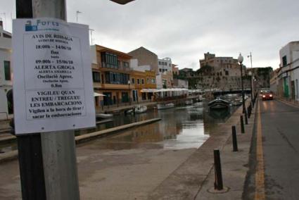 Alerta. El puerto de Ciutadella permaneció ayer cerrado a causa del aviso de rissaga - Gemma Andreu