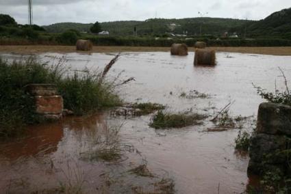 Desbordamiento. La crecida del torrente de Es Plans provocó que los campos y las balas de paja se encharcaran - Archivo