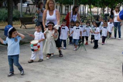 FESTA AL CARRER. Les escoles realitzen nombroses activitats per Sant Joan, moltes d’elles al carrer, per compartir els aires festius amb tothom - Cris