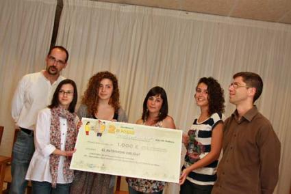 GUARDÓ. Les quatre alumnes premiades, amb el tutor Santiago Cardona i el conseller d’Educació - Gemma Andreu