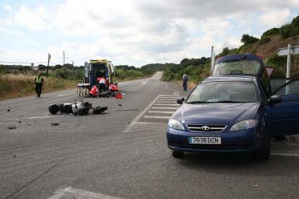 dispositivo. Actuaron la Policía Local, la Guardia Civil y una unidad del 061. El estado de la motocicleta evidencia la violencia de la colisión - Javier