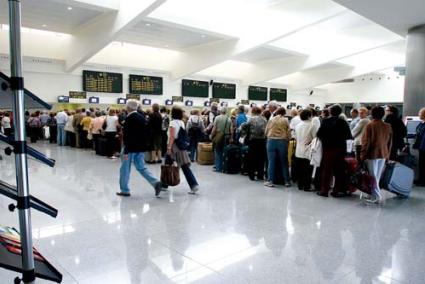 Aeropuerto. La moción pretende aumentar los vuelos entre los meses de octubre y mayo - Archivo