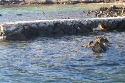 Muelle. Presenta numerosos desperfectos, con piedras caídas al mar que dificultan el acceso de las barcas, y amenaza derrumbe - J.G.