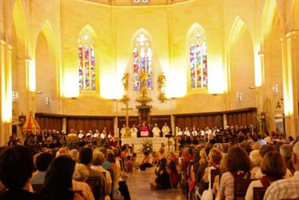 La Catedral de Menorca plena a vessar durant la Missa de Caixers. - Myriam