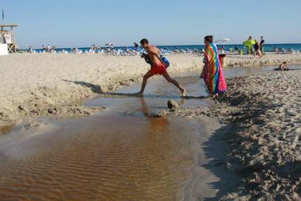 SON BOU. El agua dulce procedente de Es Prat se abre camino al mar dividiendo la playa en dos - Gemma Andreu