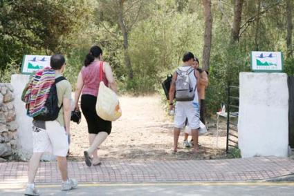 ACCESO DE PAGO. La propiedad ha colocado unas barreras y ha instalado un guarda que se encarga de regular el acceso, con el pago de un euro y a cambio de un botellín de agua - Cris