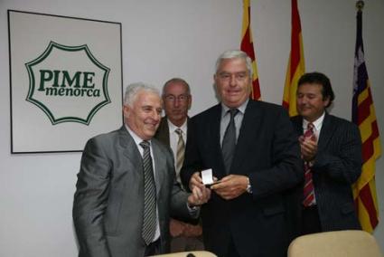 Reconocimiento. Antoni Juaneda entregó la medalla de oro al empresario Marcos Carreras - Javier