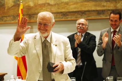 carbonell. El filòleg català saluda els presents a l’acte després d’haver rebut el guardó en un acte celebrat a la Sala Torres García - dani aznar