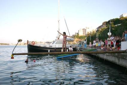 Jocs. Cap dels deu nens aconseguiren agafar el capellet i la travessada del port va reunir 13 participants - javier