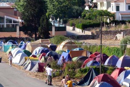 Acampada. Les tendes es van instal·lar vora el pont nou de la carretera des Migjorn. A la dreta, el cercavila amb els gegants de Llucmaçanes i la batucada Set Ginets - J.J.