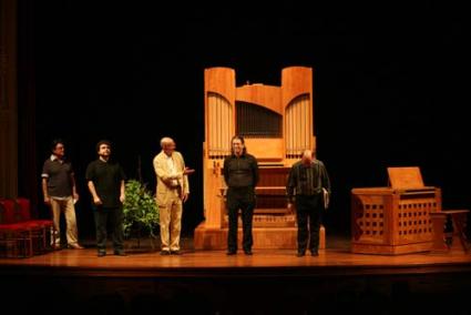 ESTRENA. El públic va poder escoltar ahir la primera interpretació al Teatre Principal de Maó - Javier