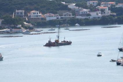 Trabajos. Un barco especial tipo gánguil durante la ejecución de las obras de mejora en "s’altra banda" del puerto de Maó - Javier