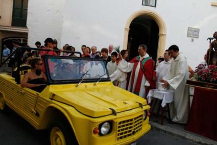 La caravana de coches estuvo encabezada por dos modelos Mehari, el primero de ellos amarillo y el otro rojo, como si fuera la bandera española - Cris