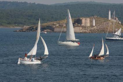 PORT DE FORNELLS. Les embarcacions participants van recórrer un itinerari al voltant de tres boies situades de forma estratègica a la badia de Fornells - Gemma Andreu