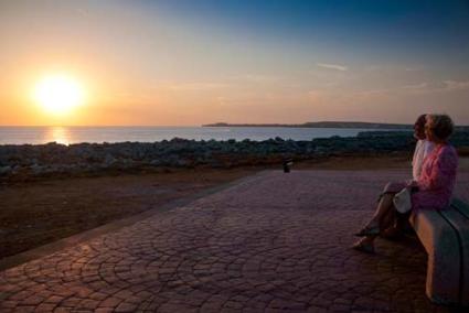 Se’n va. A partir d’ara serà el moment més esperat en aquest punt de Cala Blanca. El fenomen de la posta de sol s’ha de convertir a Ciutadella en un nou reclam turístic - Myriam Traid