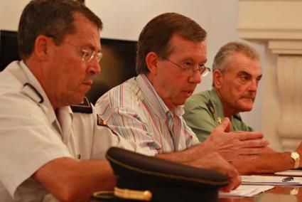 Press Conference. Javier Tejero flanked by the heads of the Policía Nacional and Guardia Civil