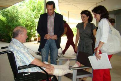 Visita. Pons, Gomila y Santiago departieron ayer con algunos de los usuarios del centro sociosanitario de Santa Rita - PCIME