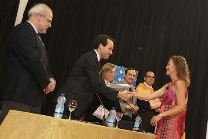 Ceremonia. Marc Pons y Montserrat Casas presidieron la entrega de los títulos de graduación - Gemma Andreu