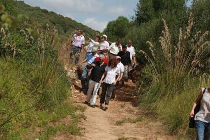 Itinerario. Los políticos recorrieron parte del trazado rehabilitado en Cala en Porter - Gemma Andreu