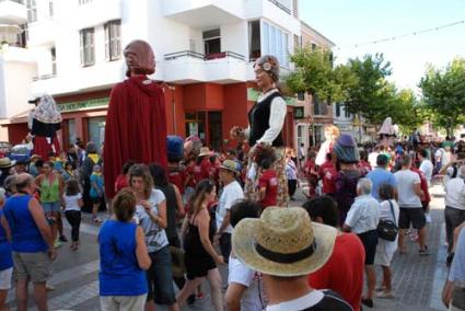 Ambiente. Tal como suele suceder en la celebración de las fiestas patronales, la alegría se respiró en las calles de Es Castell, tanto desde primera hora de la tarde como a lo largo del tradicional jaleo - Paco Sturla