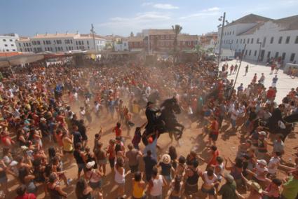 La renovada Plaça Explanada de Es Castell se ha convertido en un lugar incomparable para la celebración de los jaleos. - Paco Sturla