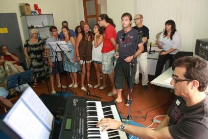 Assaig. El Claustre del Carme de Maó acollí ahir l’assaig general del Festival de la Cançó - Gemma Andreu