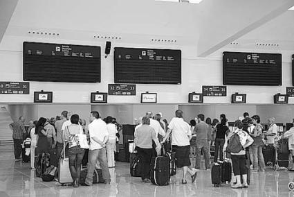 Aeropuerto. Los pasajeros siguen pagando la misma tarifa - Archivo