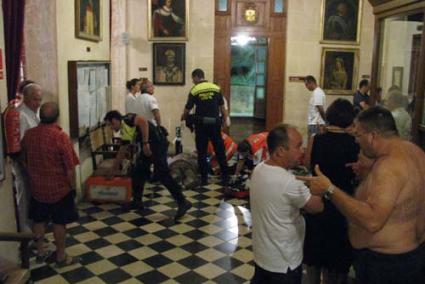 Evacuación. El afectado fue atendido por el 061 tras 45 minutos de espera. Jover ofreció su camisa para que se usara a modo de almohada - I.P.D.R.