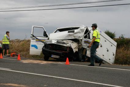 Debido al fuerte impacto del choque frontal los vehículos han quedado destrozados. - Cris