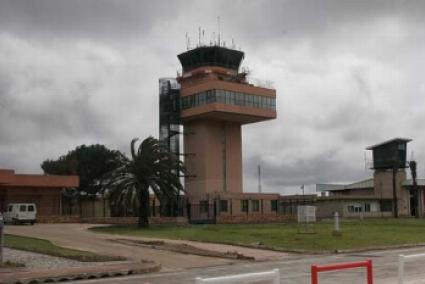 Torre de control. Se quiere "aliviar el exceso de trabajo".