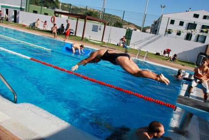 Ambiente. La piscina pública de Es Mercadal contó con un gran ambiente a lo largo de toda la jornada - Gemma Andreu