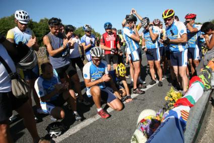 La familia ciclista, unida en un sentido homenaje. - Javier