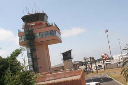 Maó. All 18 of the local air traffic controllers supported the call for action