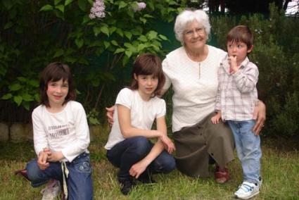 Pons. La menorquina amb els seus néts Lola, Eva i Víctor a un jardí d’Avignon, on resideix des de fa 44 anys - Celine Nadal