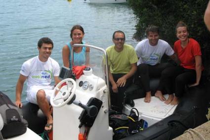 Grup. Els voluntaris i tècnics juntament amb membres de l’OBSAM i de la CAM, a la Cala Sant Esteve, ahir - M.P.