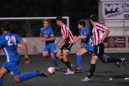 Marcos Vaquero. El jugador rojiblanco conduce el balón presionado por Raúl Capó y Francesc Fullana - Paco Sturla