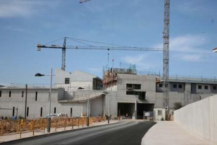 Una imagen actual del centro penitenciario de la carretera de Sant Lluís, cuyas obras debían haber finalizado en junio y pueden alargarse unos meses más - Javier