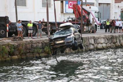 El vehículo en el momento de ser izado por la grúa y recuperado de las aguas de Cala Figuera - Javier